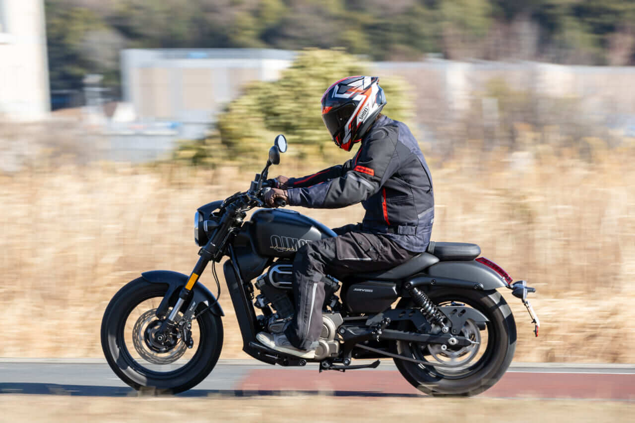 QJMOTOR｜SRV250A｜【東京モーターサイクルショー事前情報】初上陸の衝撃再び! 400直4にオートマクルーザー、まさかの原2アドベンなどQJMOTORがモーターサイクルショーの主役をかっさらう!!