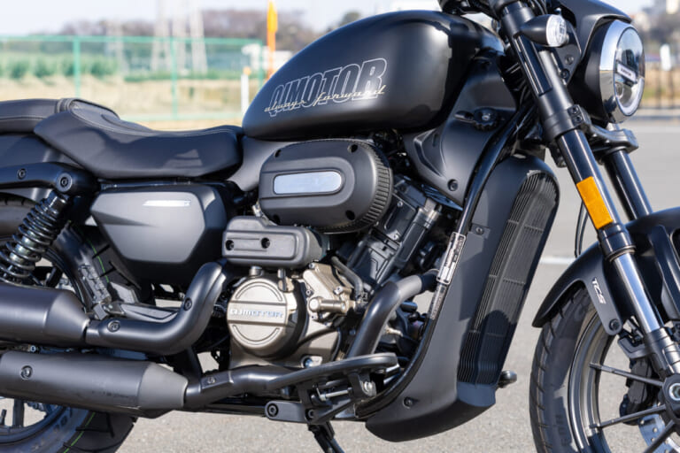 QJMOTOR｜SRV250A｜【東京モーターサイクルショー事前情報】初上陸の衝撃再び! 400直4にオートマクルーザー、まさかの原2アドベンなどQJMOTORがモーターサイクルショーの主役をかっさらう!!