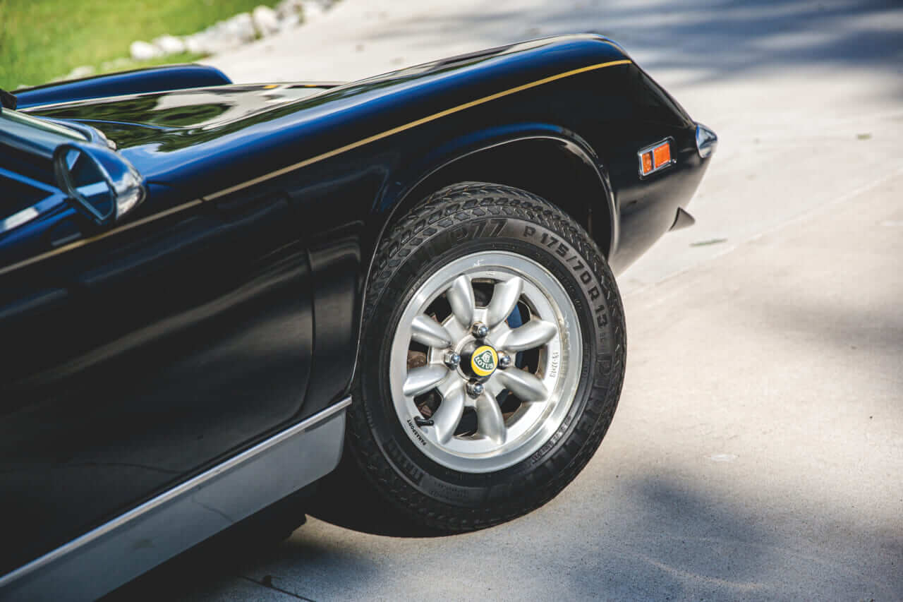 ｜『サーキットの狼』の衝撃から半世紀。ロータス・ヨーロッパ スペシャルの魅力｜JPSカラーの歴史から現在の相場まで徹底解説