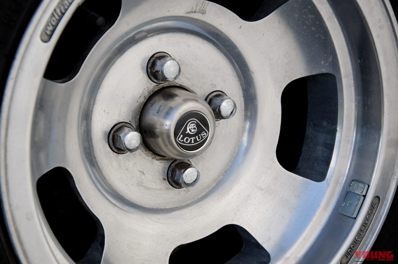 |「潜水艦に変身?!」V8まで進化したけど、やっぱり初代に神髄あり……ロータス・エスプリの右ハンドルは超レア