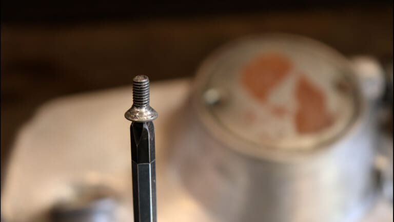 なめる前に試せ! プラスネジを正確に回すための「７対３の黄金ルール」【DIY整備の裏技】｜なめる前に試せ! プラスネジを正確に回すための「7対3の黄金ルール」【DIY整備の裏技】