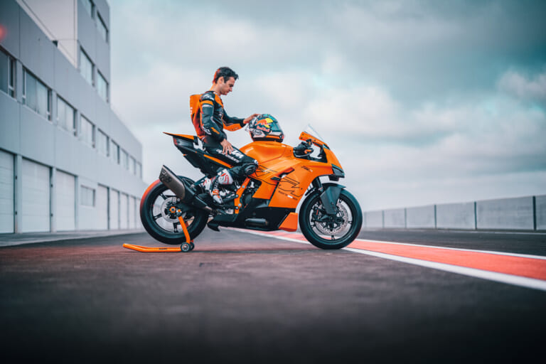 KTM 990 RC R｜MotoGPの血統を日常で味わう快感。KTM新型「990 RC R」2026年モデルが登場