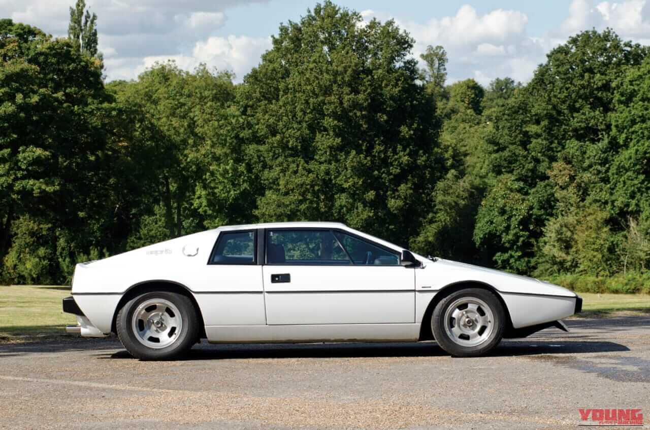 ｜「潜水艦に変身?!」V8まで進化したけど、やっぱり初代に神髄あり……ロータス・エスプリの右ハンドルは超レア