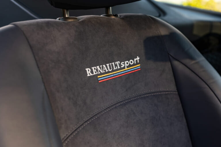 ルノー｜クリオV6スポール｜大衆車をV6ミッドシップ化?! 日本では同じ名前で売れなかった「クリオ」に見るルノーの魂