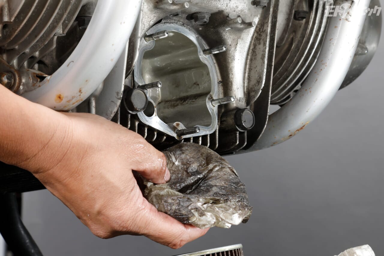 ｜【GSX1100Sカタナのオイル交換】長期放置エンジンの始動前には交換しておきたいエンジンオイル