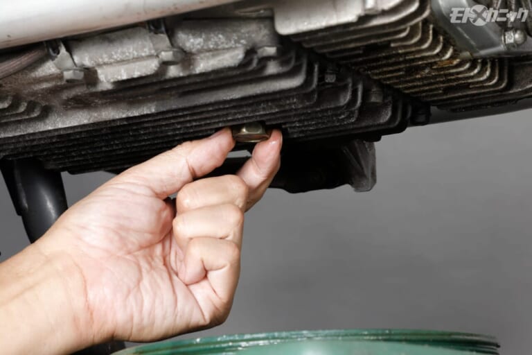 AZ｜エンジンオイル｜【GSX1100Sカタナのオイル交換】長期放置エンジンの始動前には交換しておきたいエンジンオイル