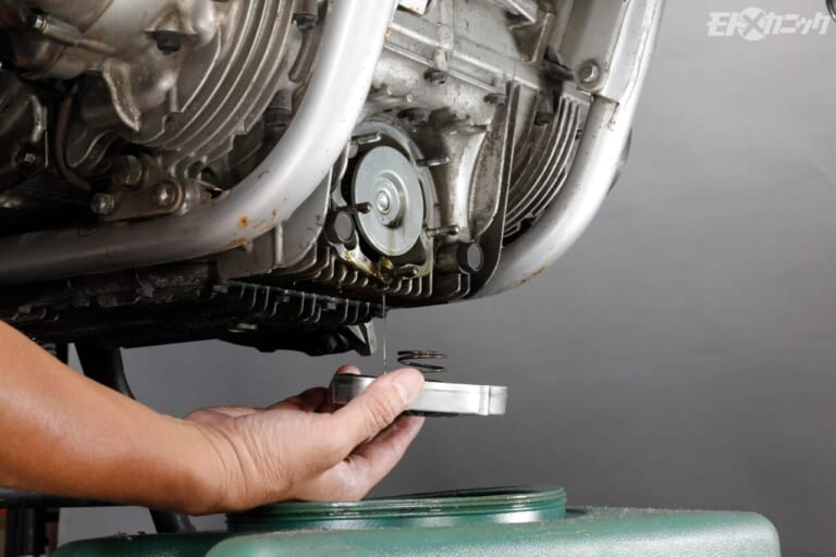 AZ｜エンジンオイル｜【GSX1100Sカタナのオイル交換】長期放置エンジンの始動前には交換しておきたいエンジンオイル