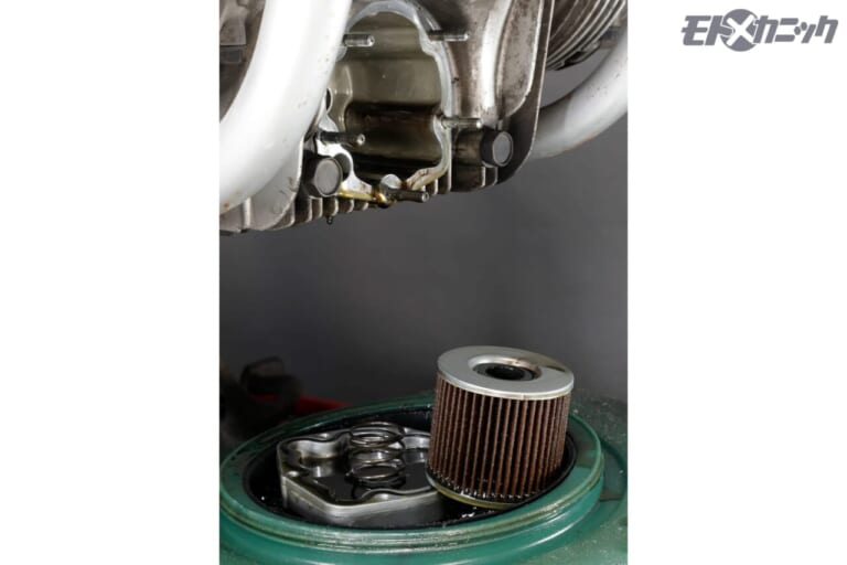 AZ｜エンジンオイル｜【GSX1100Sカタナのオイル交換】長期放置エンジンの始動前には交換しておきたいエンジンオイル