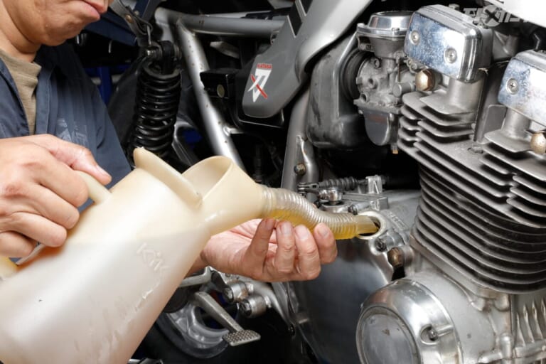 AZ｜エンジンオイル｜【GSX1100Sカタナのオイル交換】長期放置エンジンの始動前には交換しておきたいエンジンオイル