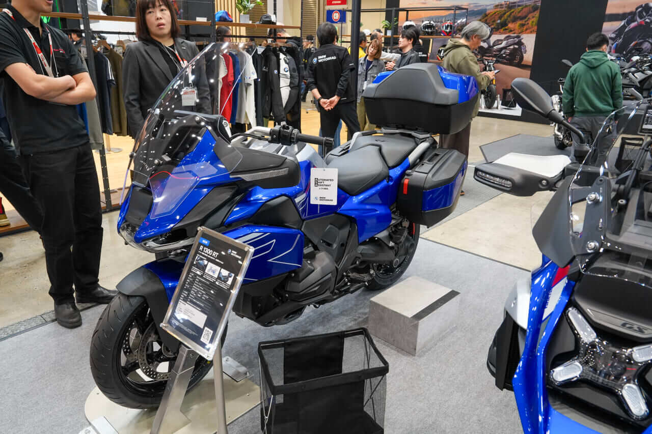 |BMWの目玉は「ASA」搭載車。最新R1300シリーズに、「クラッチレバー」レスモデルが続々登場!伝統を受け継ぐ「G/S」系の展示も【東京モーターサイクルショー2026】