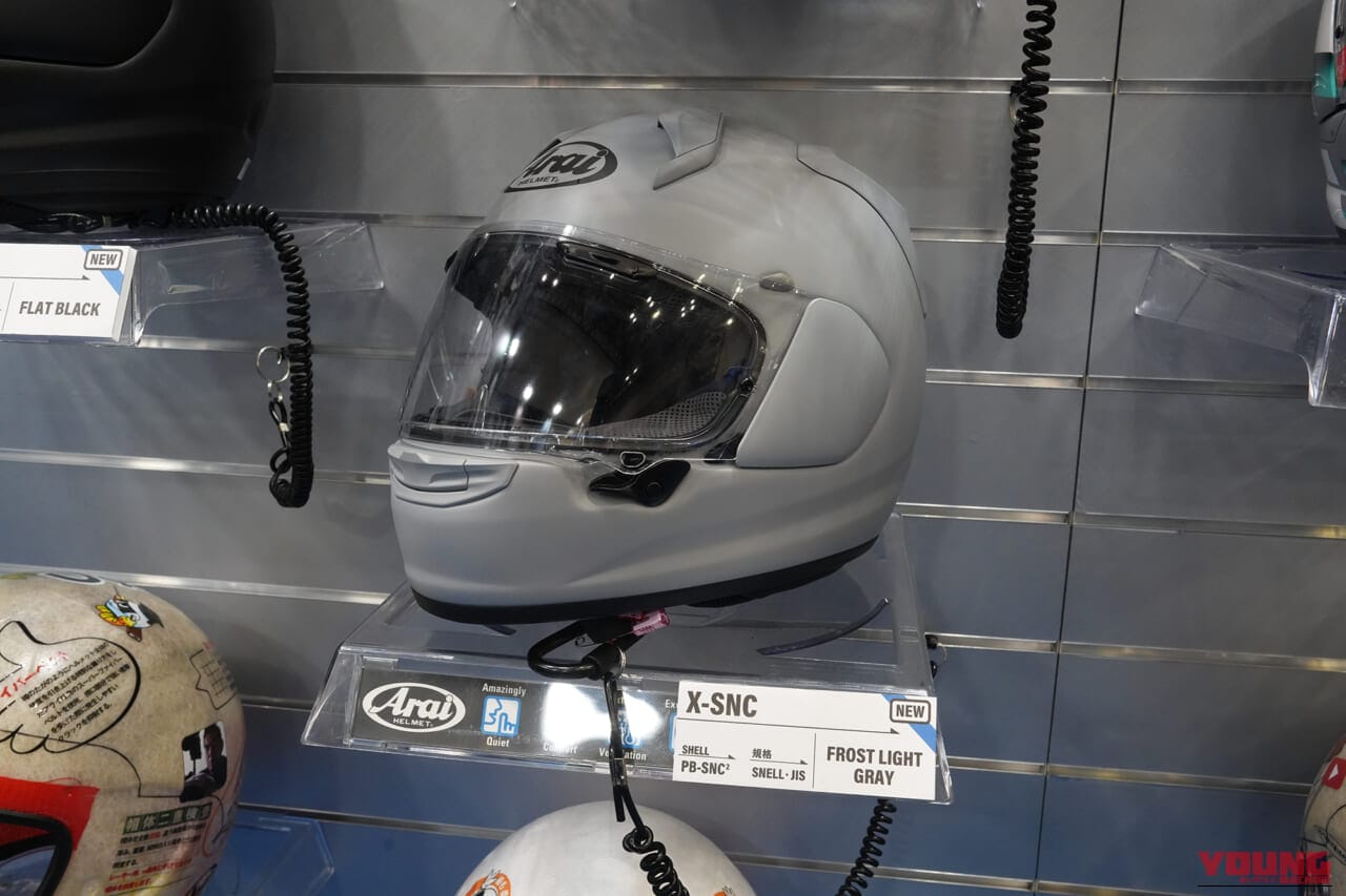|アライ新製品「X-SNC」は、軽量さと進化した帽体構造が見どころ。ストリートを意識したハイエンドモデル【東京モーターサイクルショー2026】