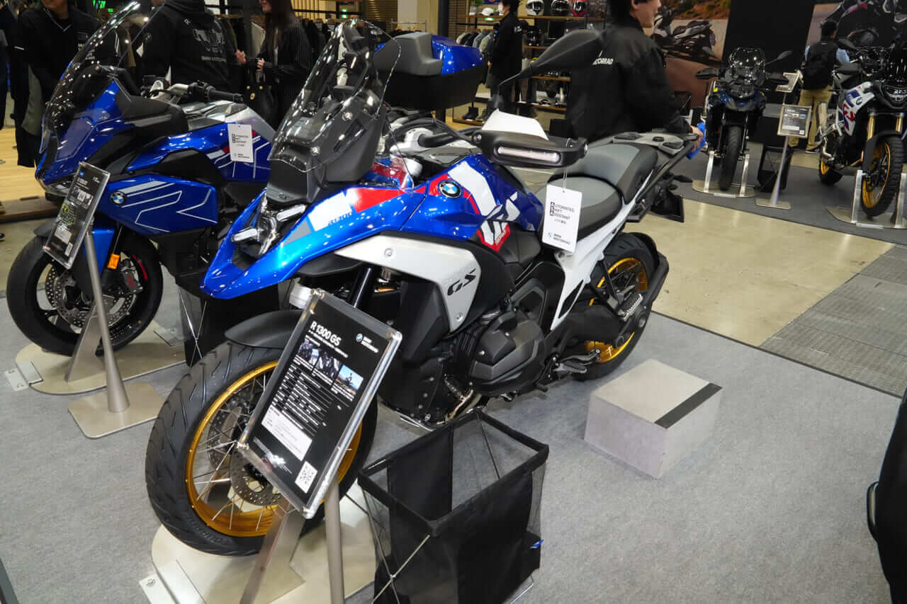 |BMWの目玉は「ASA」搭載車。最新R1300シリーズに、「クラッチレバー」レスモデルが続々登場!伝統を受け継ぐ「G/S」系の展示も【東京モーターサイクルショー2026】