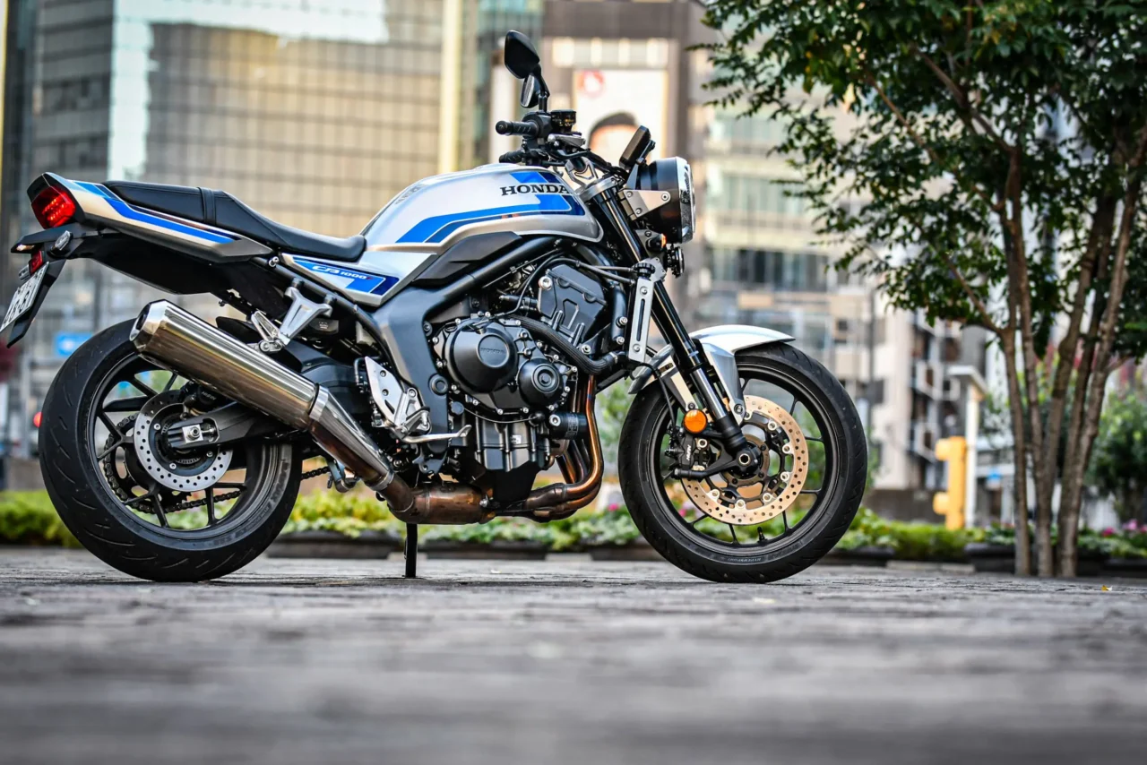 HONDA CB1000F｜【驚愕の軽さ】新型CB1000Fは「伝説の再来」か? リッターバイクの常識を覆す扱いやすさと、五感を揺さぶる鼓動の正体