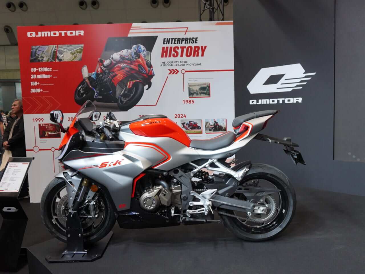 QJMOTOR｜SRK400RS｜【東京モーターサイクルショー事前情報】初上陸の衝撃再び! 400直4にオートマクルーザー、まさかの原2アドベンなどQJMOTORがモーターサイクルショーの主役をかっさらう!!