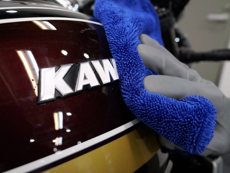 Surlusterディテイリングクロス｜カウルやエンブレムの隙間に残った水滴を瞬時吸水！  究極の拭き取りアイテム「ディテイリングクロス」解説