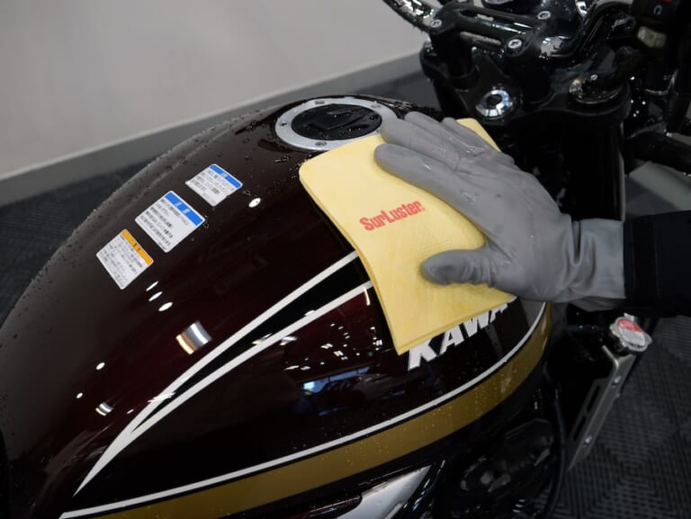 Surlusterディテイリングクロス｜カウルやエンブレムの隙間に残った水滴を瞬時吸水！  究極の拭き取りアイテム「ディテイリングクロス」解説