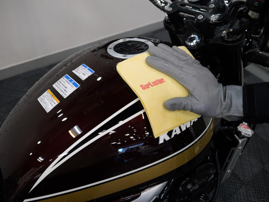 Surlusterディテイリングクロス|カウルやエンブレムの隙間に残った水滴を瞬時吸水! 究極の拭き取りアイテム「ディテイリングクロス」解説
