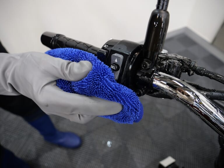 Surlusterディテイリングクロス｜カウルやエンブレムの隙間に残った水滴を瞬時吸水！  究極の拭き取りアイテム「ディテイリングクロス」解説