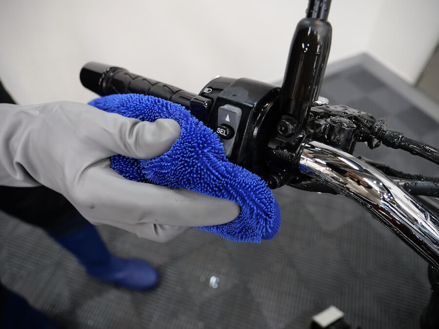 Surlusterディテイリングクロス|カウルやエンブレムの隙間に残った水滴を瞬時吸水! 究極の拭き取りアイテム「ディテイリングクロス」解説