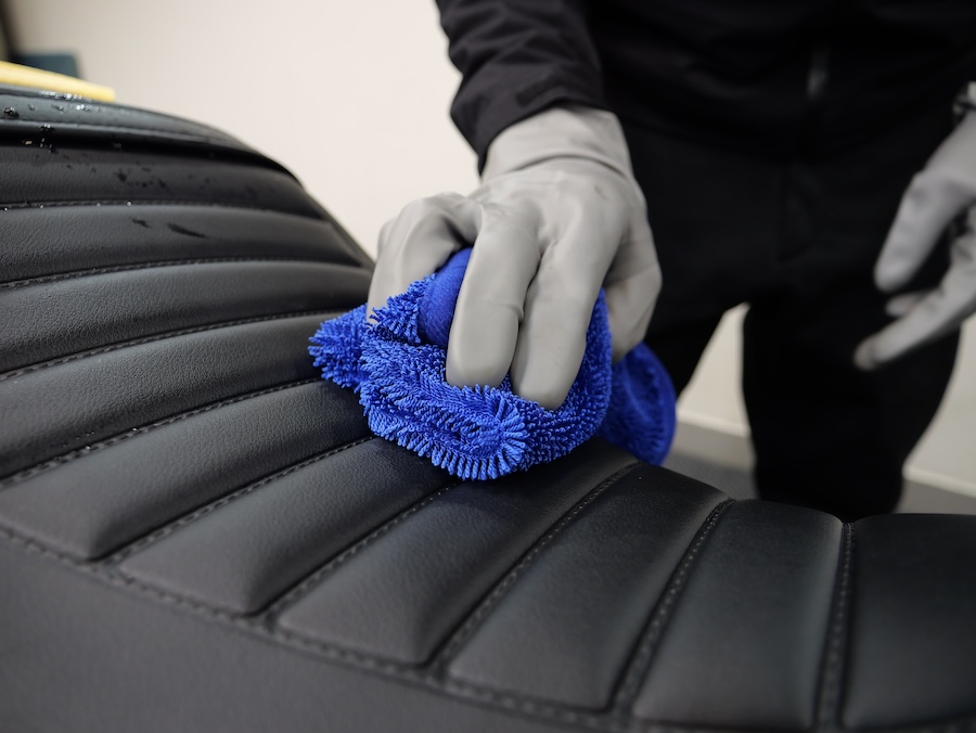 Surlusterディテイリングクロス|カウルやエンブレムの隙間に残った水滴を瞬時吸水! 究極の拭き取りアイテム「ディテイリングクロス」解説