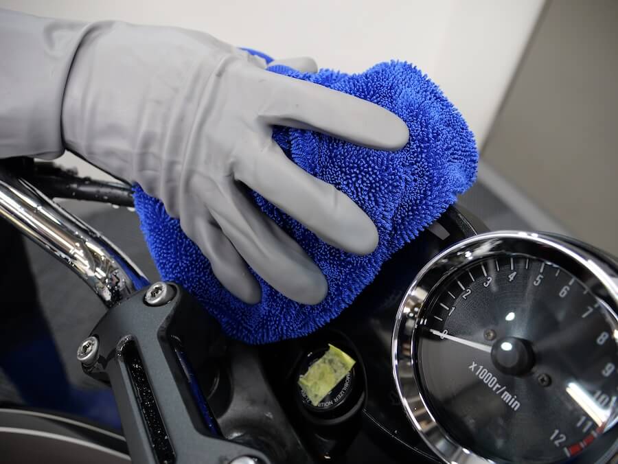 Surlusterディテイリングクロス|カウルやエンブレムの隙間に残った水滴を瞬時吸水! 究極の拭き取りアイテム「ディテイリングクロス」解説