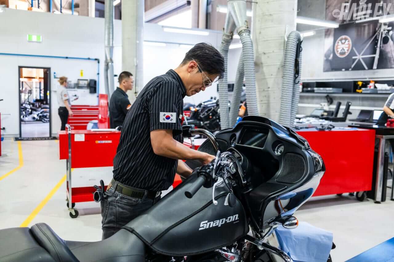 インターナショナル・テクニシャン・オブ・ザ・イヤー・アワード｜ハーレーダビッドソン公認“日本一のディーラーメカニック”が世界一に挑戦! 技術向上でより良いサービス＆製品化へ!!