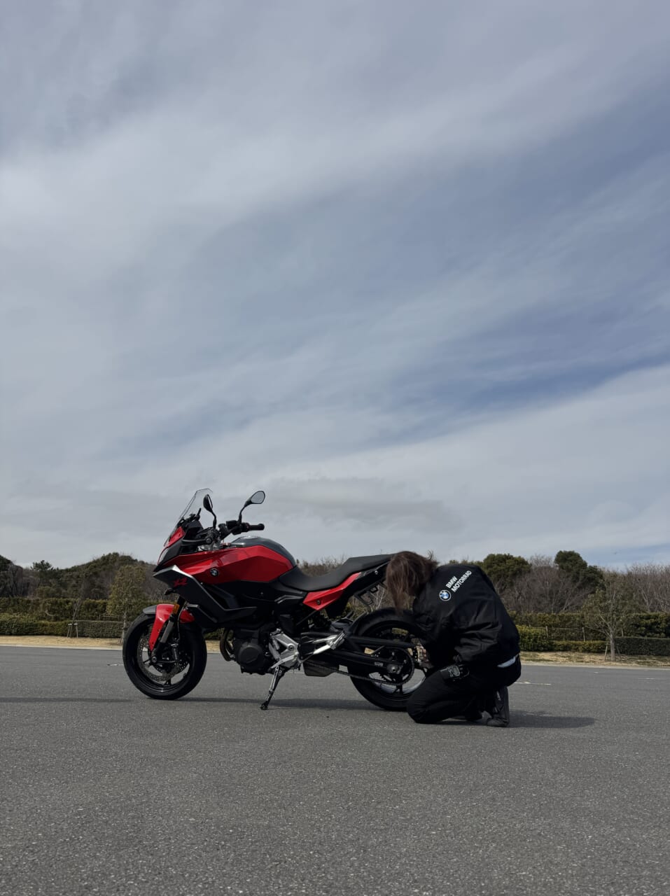 指出瑞貴｜「BMW F900XRとワタシが走る、理由。」part 3~足つきに配慮されたローダウンモデルへ跨ってみた~