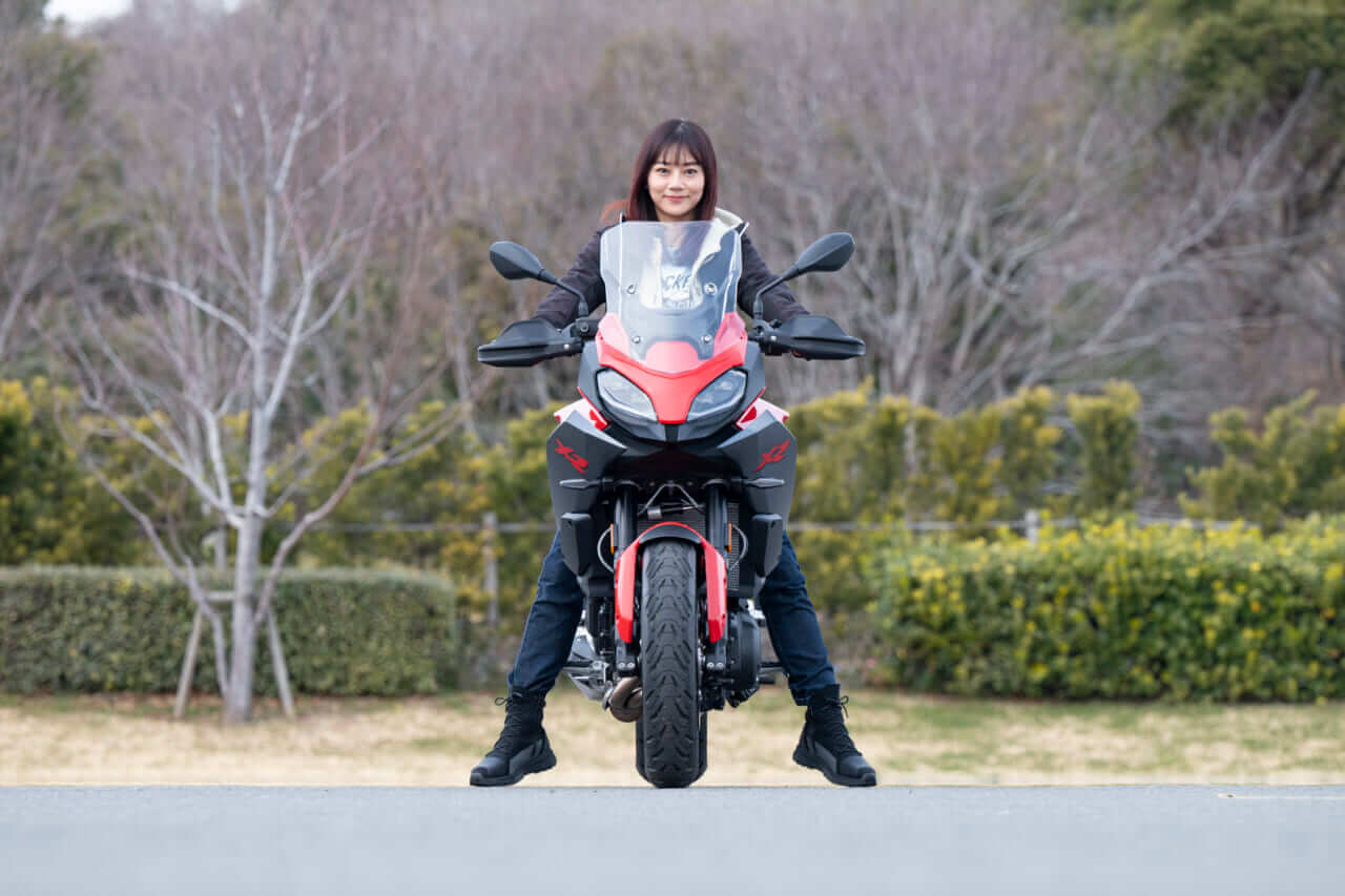 指出瑞貴｜「BMW F900XRとワタシが走る、理由。」part 3~足つきに配慮されたローダウンモデルへ跨ってみた~