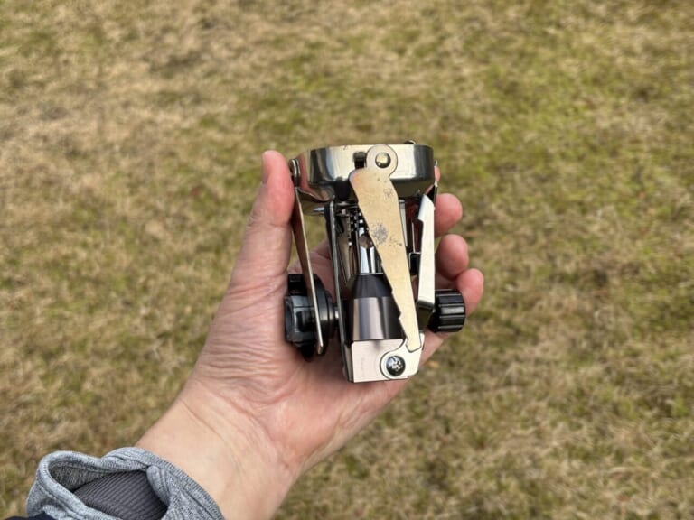 イワタニのジュニアコンパクトバーナー(CB-JCB)を手に持っている画像|「コレどうやって使うの?」Amazonレビュー1万6000以上の名作ギアを購入!「マジでよく出来てるわ…」実際に使ってみて驚嘆のアイテムを紹介