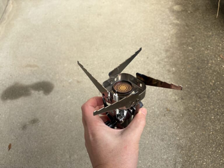イワタニのカセットガス「ジュニアコンパクトバーナー」(CB-JCB)のゴトクを開いた状態|「コレどうやって使うの?」Amazonレビュー1万6000以上の名作ギアを購入!「マジでよく出来てるわ…」実際に使ってみて驚嘆のアイテムを紹介