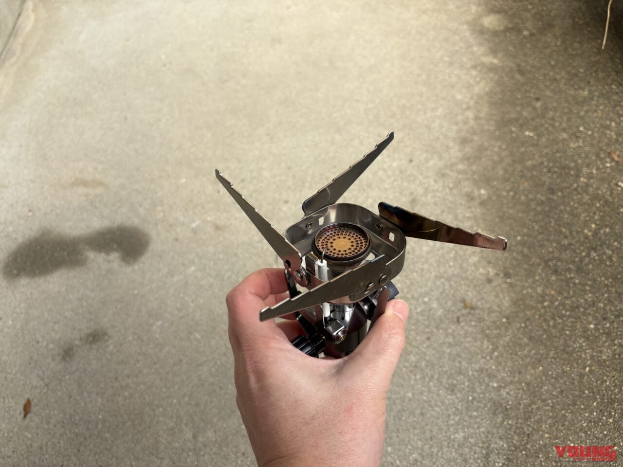 イワタニのカセットガス「ジュニアコンパクトバーナー」（CB-JCB）のゴトクを開いた状態｜「コレどうやって使うの？」Amazonレビュー1万6000以上の名作ギアを購入！「マジでよく出来てるわ…」実際に使ってみて驚嘆のアイテムを紹介