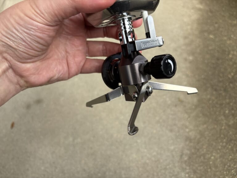 イワタニのカセットガス「ジュニアコンパクトバーナー」（CB-JCB）の脚を組み立てている画像｜「コレどうやって使うの？」Amazonレビュー1万6000以上の名作ギアを購入！「マジでよく出来てるわ…」実際に使ってみて驚嘆のアイテムを紹介