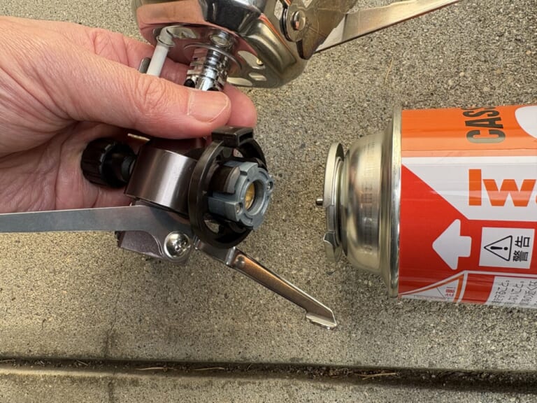 イワタニのカセットガスを、ジュニアコンパクトバーナー（CB-JCB）にセットする｜「コレどうやって使うの？」Amazonレビュー1万6000以上の名作ギアを購入！「マジでよく出来てるわ…」実際に使ってみて驚嘆のアイテムを紹介