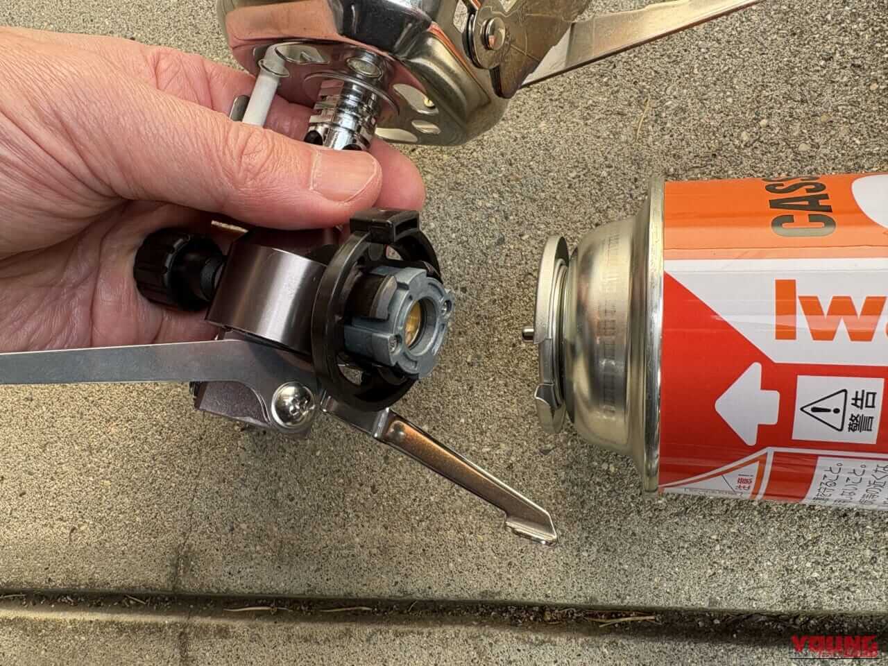 イワタニのカセットガスを、ジュニアコンパクトバーナー（CB-JCB）にセットする｜「コレどうやって使うの？」Amazonレビュー1万6000以上の名作ギアを購入！「マジでよく出来てるわ…」実際に使ってみて驚嘆のアイテムを紹介