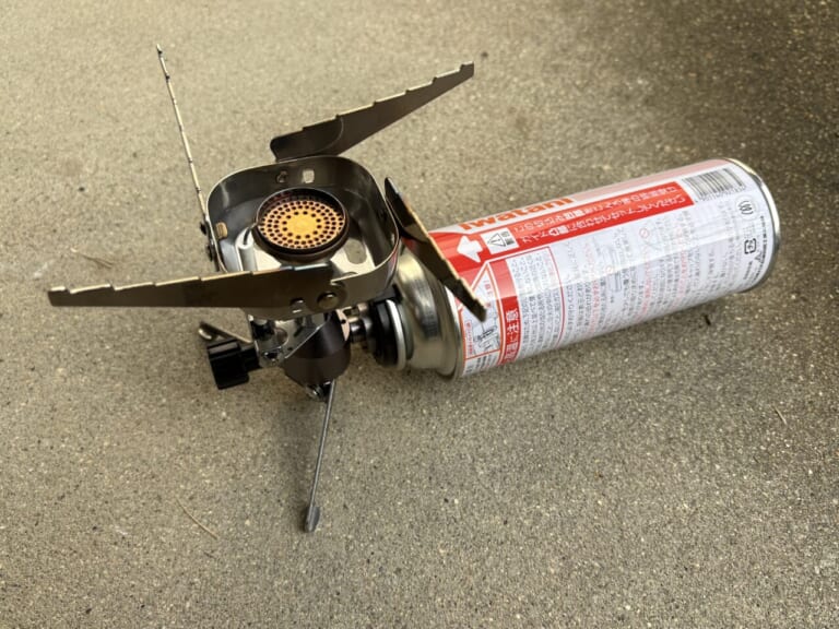 イワタニのジュニアコンパクトバーナー(CB-JCB)にカセットガスをセットした状態|「コレどうやって使うの?」Amazonレビュー1万6000以上の名作ギアを購入!「マジでよく出来てるわ…」実際に使ってみて驚嘆のアイテムを紹介