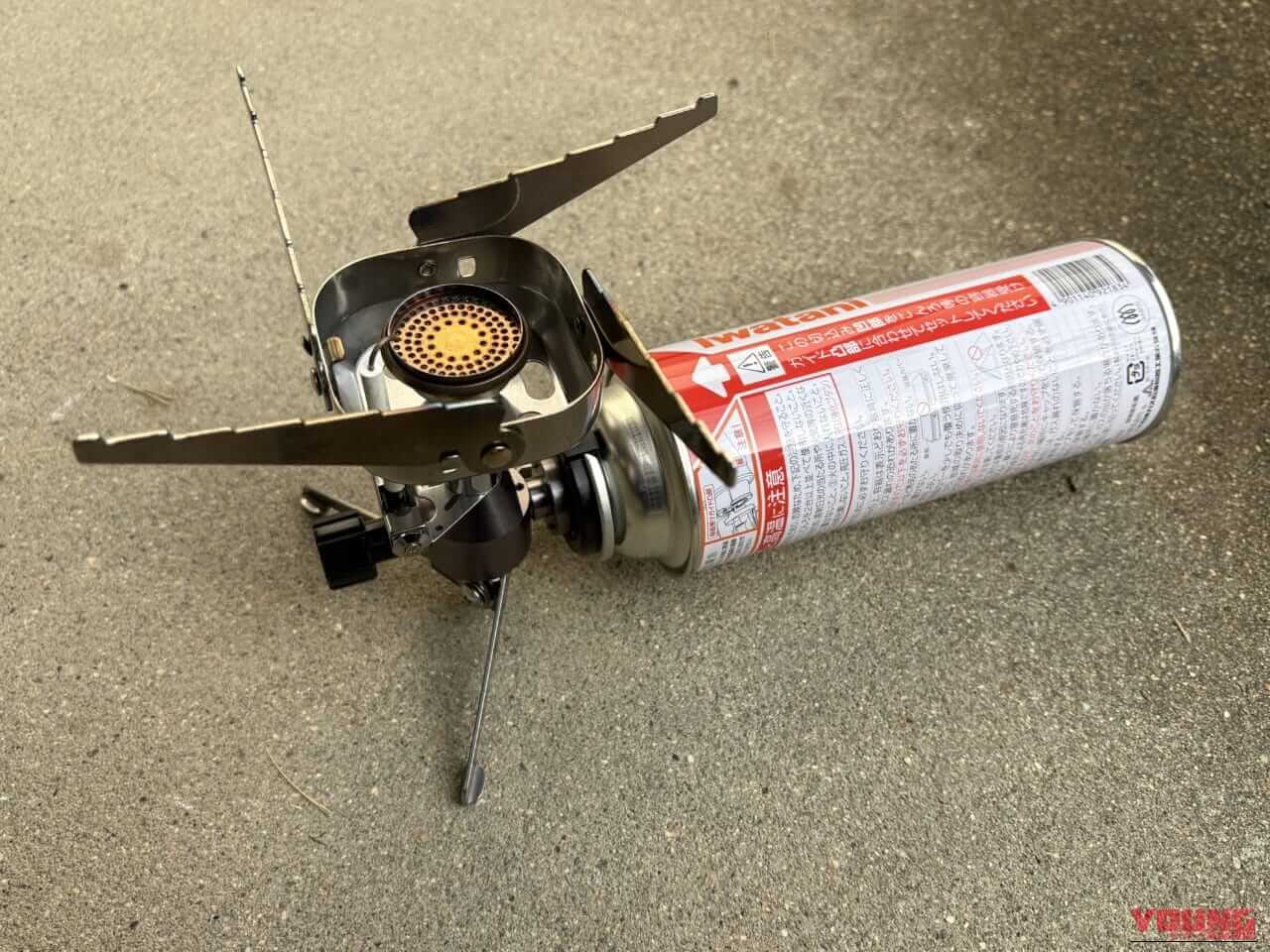 イワタニのジュニアコンパクトバーナー（CB-JCB）にカセットガスをセットした状態｜「コレどうやって使うの？」Amazonレビュー1万6000以上の名作ギアを購入！「マジでよく出来てるわ…」実際に使ってみて驚嘆のアイテムを紹介