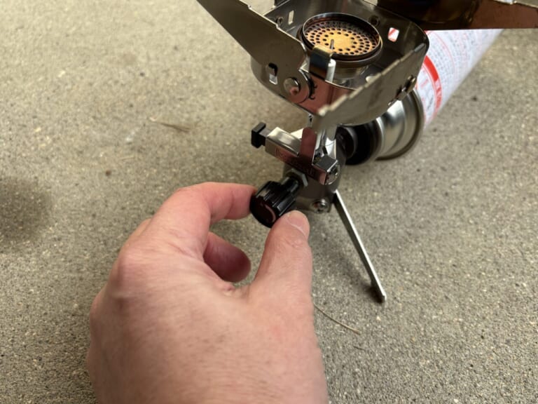 イワタニのジュニアコンパクトバーナー(CB-JCB)の器具せんつまみを操作している画像|「コレどうやって使うの?」Amazonレビュー1万6000以上の名作ギアを購入!「マジでよく出来てるわ…」実際に使ってみて驚嘆のアイテムを紹介