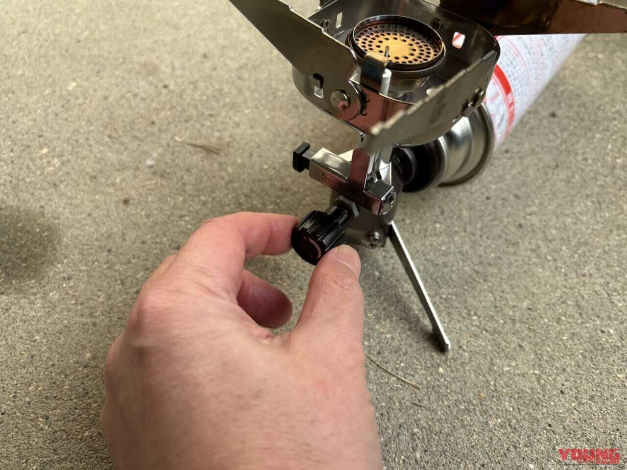 イワタニのジュニアコンパクトバーナー（CB-JCB）の器具せんつまみを操作している画像｜「コレどうやって使うの？」Amazonレビュー1万6000以上の名作ギアを購入！「マジでよく出来てるわ…」実際に使ってみて驚嘆のアイテムを紹介