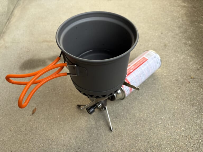 イワタニのジュニアコンパクトバーナー(CB-JCB)に鍋を置いて湯を沸かしている|「コレどうやって使うの?」Amazonレビュー1万6000以上の名作ギアを購入!「マジでよく出来てるわ…」実際に使ってみて驚嘆のアイテムを紹介