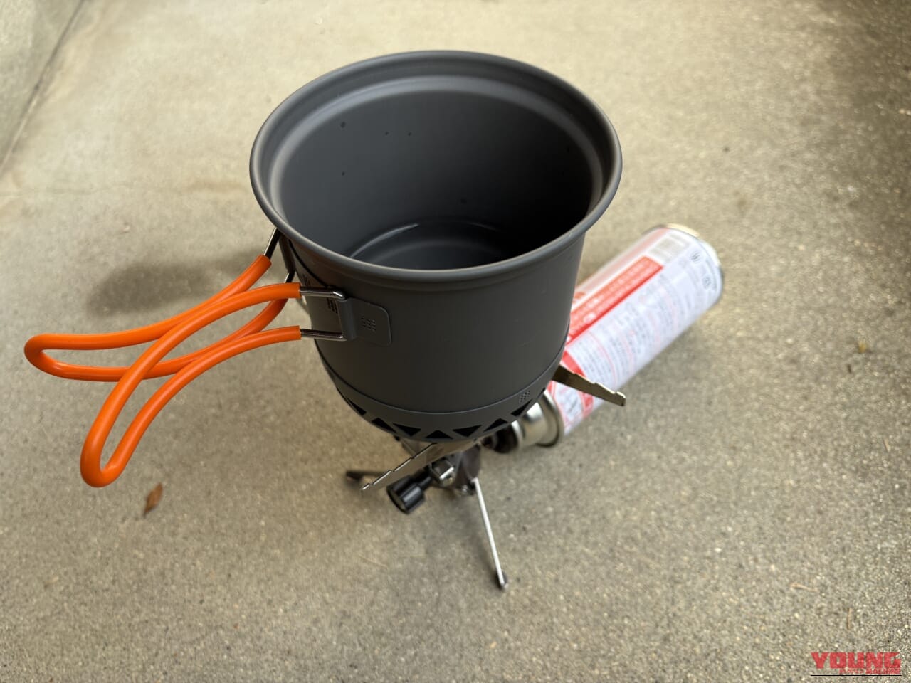 イワタニのジュニアコンパクトバーナー（CB-JCB）に鍋を置いて湯を沸かしている｜「コレどうやって使うの？」Amazonレビュー1万6000以上の名作ギアを購入！「マジでよく出来てるわ…」実際に使ってみて驚嘆のアイテムを紹介