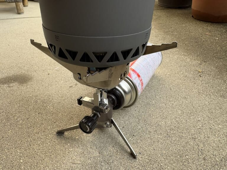 イワタニのジュニアコンパクトバーナー(CB-JCB)のゴトクに鍋を置いている画像|「コレどうやって使うの?」Amazonレビュー1万6000以上の名作ギアを購入!「マジでよく出来てるわ…」実際に使ってみて驚嘆のアイテムを紹介