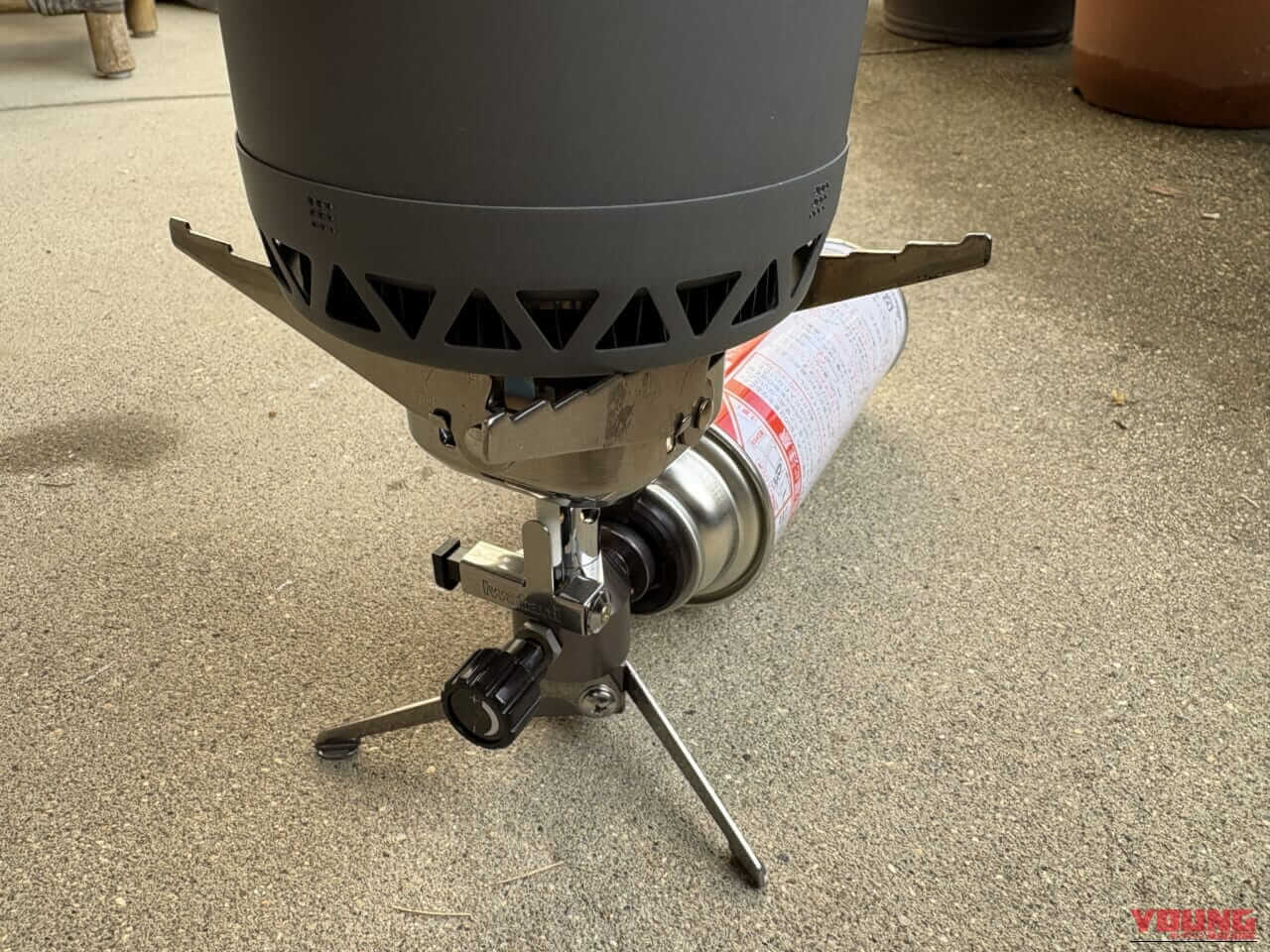 イワタニのジュニアコンパクトバーナー(CB-JCB)のゴトクに鍋を置いている画像|「コレどうやって使うの?」Amazonレビュー1万6000以上の名作ギアを購入!「マジでよく出来てるわ…」実際に使ってみて驚嘆のアイテムを紹介