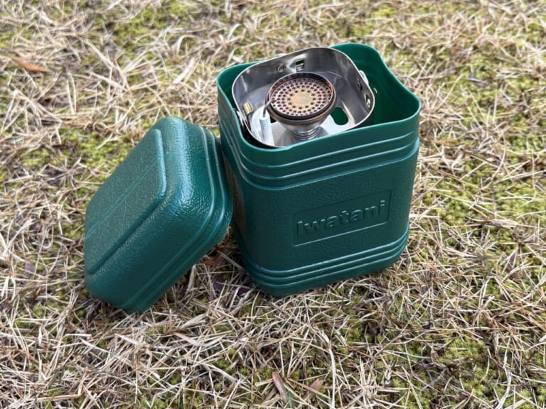 イワタニのカセットガス「ジュニアコンパクトバーナー」(CB-JCB)の付属ケースのフタを開けた状態|「コレどうやって使うの?」Amazonレビュー1万6000以上の名作ギアを購入!「マジでよく出来てるわ…」実際に使ってみて驚嘆のアイテムを紹介