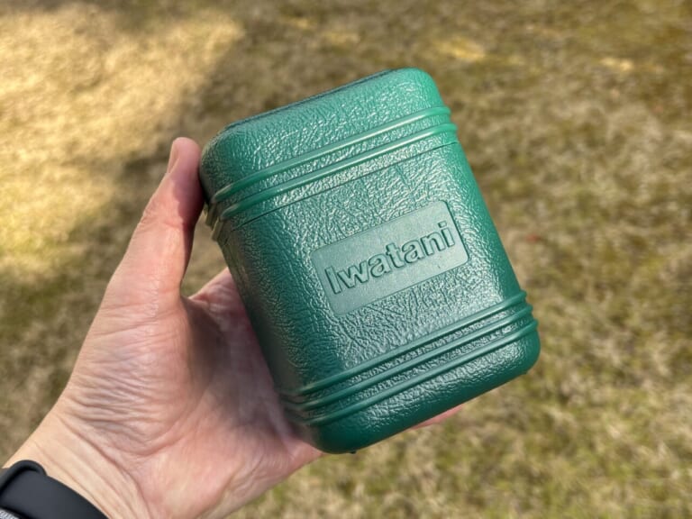 イワタニのカセットガス「ジュニアコンパクトバーナー」(CB-JCB)が、付属のケースに入った状態|「コレどうやって使うの?」Amazonレビュー1万6000以上の名作ギアを購入!「マジでよく出来てるわ…」実際に使ってみて驚嘆のアイテムを紹介