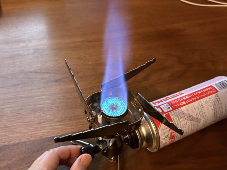 イワタニのジュニアコンパクトバーナー(CB-JCB)の炎|「コレどうやって使うの?」Amazonレビュー1万6000以上の名作ギアを購入!「マジでよく出来てるわ…」実際に使ってみて驚嘆のアイテムを紹介