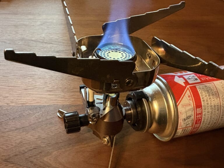 イワタニのジュニアコンパクトバーナー(CB-JCB)の炎|「コレどうやって使うの?」Amazonレビュー1万6000以上の名作ギアを購入!「マジでよく出来てるわ…」実際に使ってみて驚嘆のアイテムを紹介