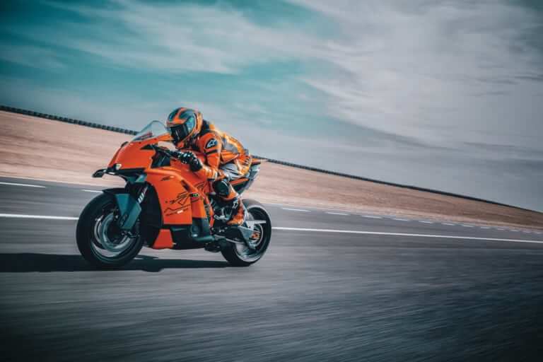 KTM 990 RC R|MotoGPの血統を日常で味わう快感。KTM新型「990 RC R」2026年モデルが登場