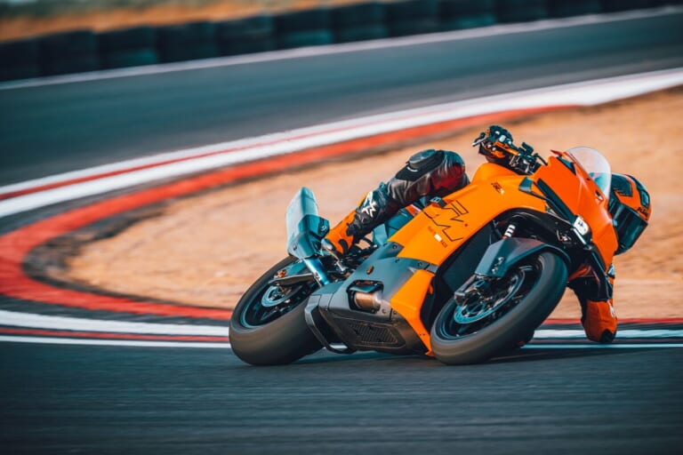 KTM 990 RC R｜MotoGPの血統を日常で味わう快感。KTM新型「990 RC R」2026年モデルが登場