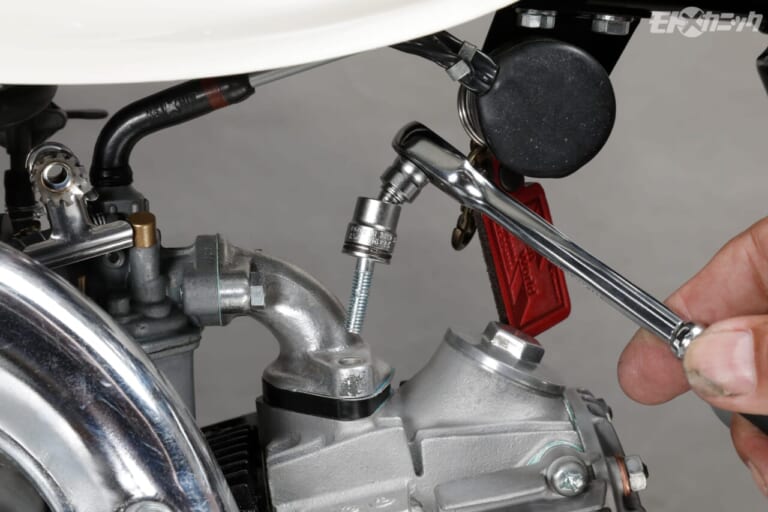 コーケン｜ソケット｜［届かないを解決する工具］ちょっと逃げれば窮状を脱出できることもある。コーケンは曲がる、首振り工具が充実