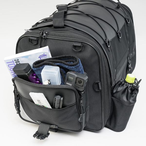 キャンピングシートバッグXL｜冒頭からブチ抜く完成度！ 名作「MOTO FIZZ キャンピングシートバッグＸL」が”最強”の鎧を纏って転生